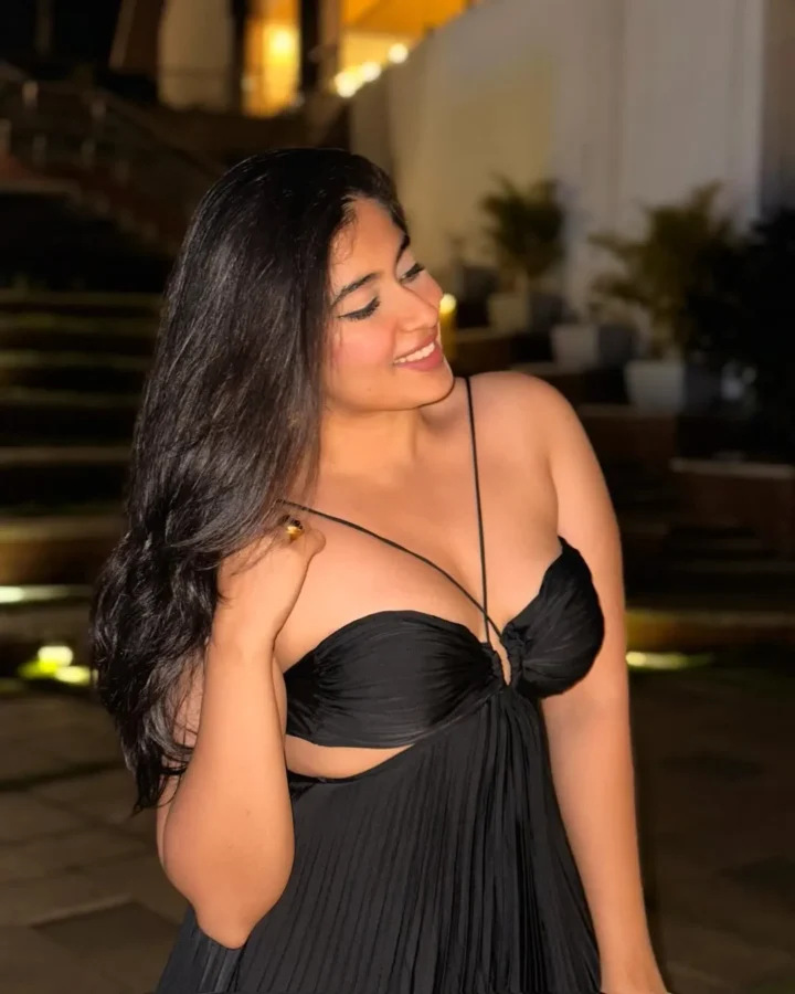 Nikita Sharma Shares Cleavage Flaunting Photos (46)