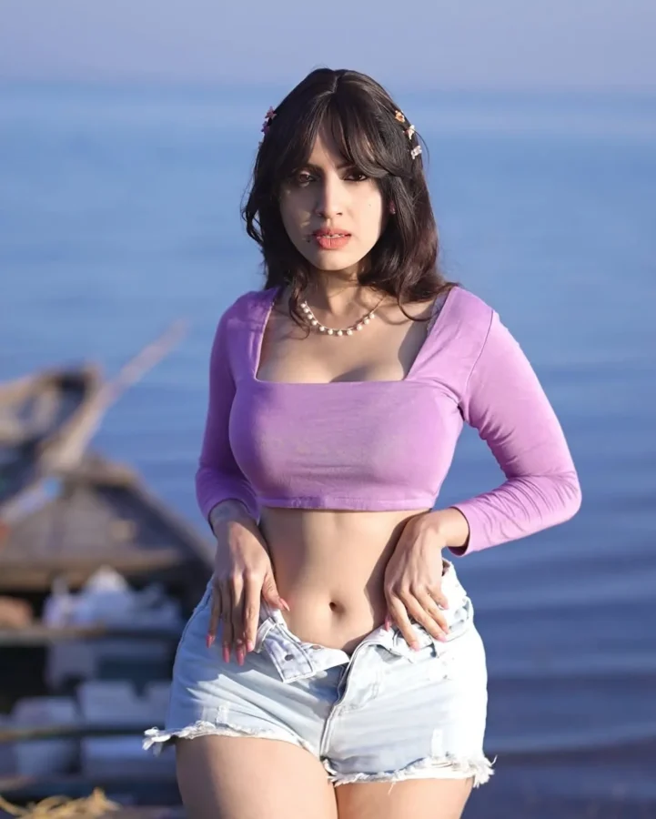 Priyanka Kholagade Sexy Deep Navel Photos, Navel Images (1)