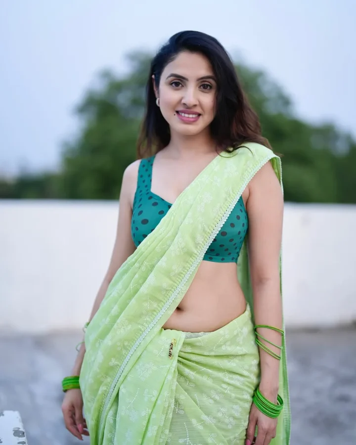 Priyanka Kholagade Sexy Deep Navel Photos, Navel Images (12)