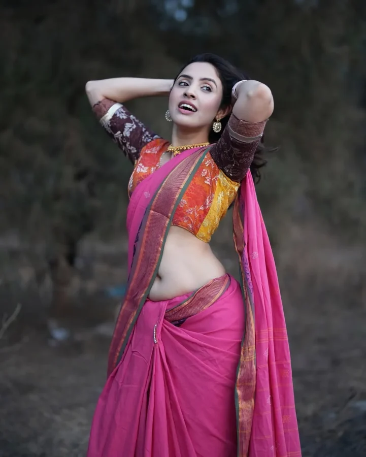 Priyanka Kholagade Sexy Deep Navel Photos, Navel Images (13)