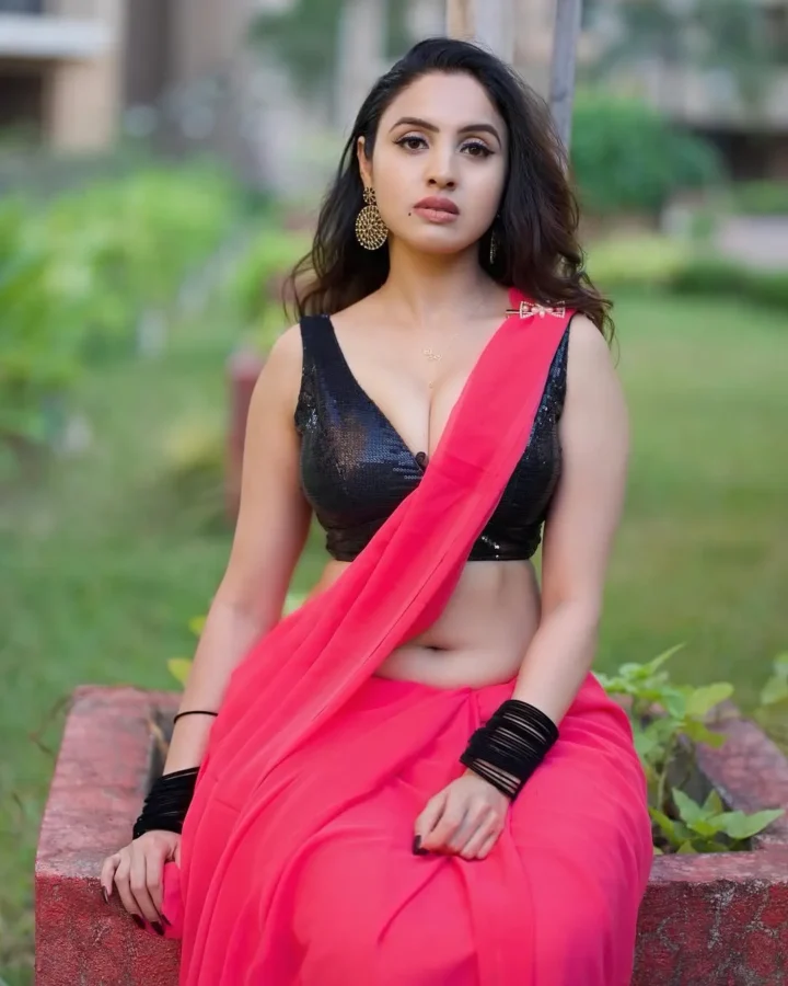 Priyanka Kholagade Sexy Deep Navel Photos, Navel Images (20)