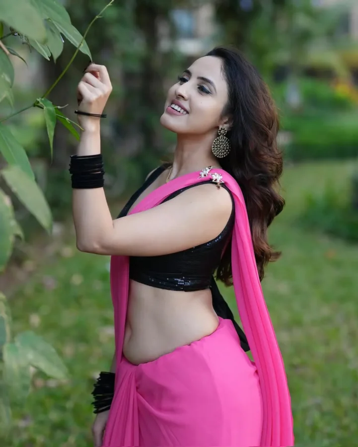 Priyanka Kholagade Sexy Deep Navel Photos, Navel Images (32)