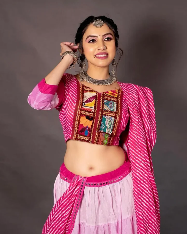 Priyanka Kholagade Sexy Deep Navel Photos, Navel Images (35)