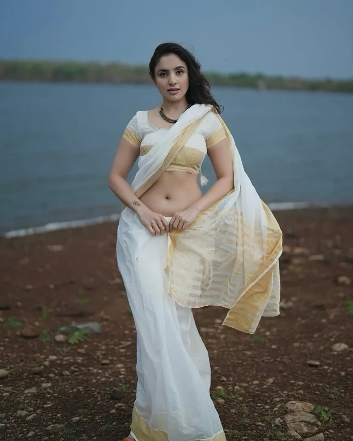 Priyanka Kholagade Sexy Deep Navel Photos, Navel Images (5)