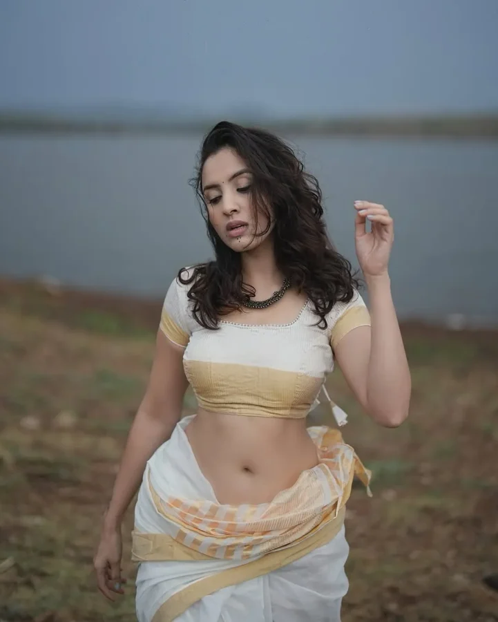 Priyanka Kholagade Sexy Deep Navel Photos, Navel Images (7)