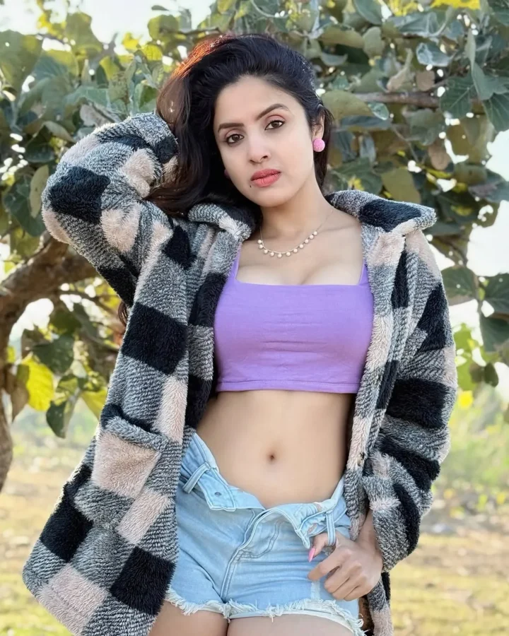 Priyanka Kholagade Sexy Deep Navel Photos, Navel Images