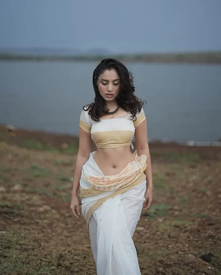 Priyanka Kholagade Sexy Deep Navel Photos, Navel Images (9)