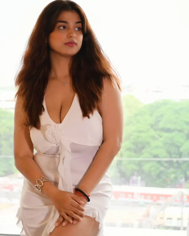 Tushika Goswami Busty Cleavage Baring Photos (53)