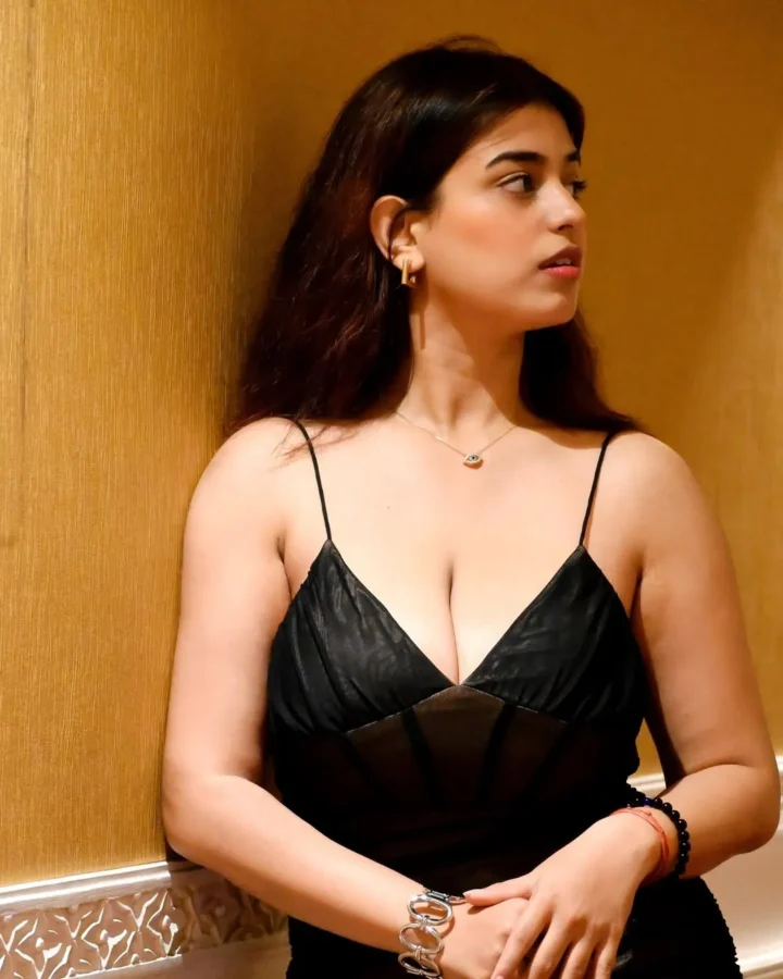 Tushika Goswami Busty Cleavage Baring Photos (58)