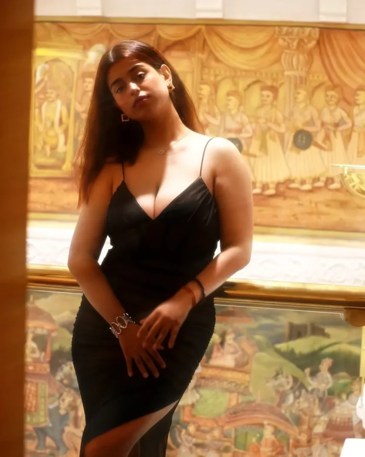 Tushika Goswami Busty Cleavage Baring Photos (60)